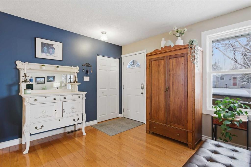 527 Athlone Road Se, Calgary, AB - Indoor