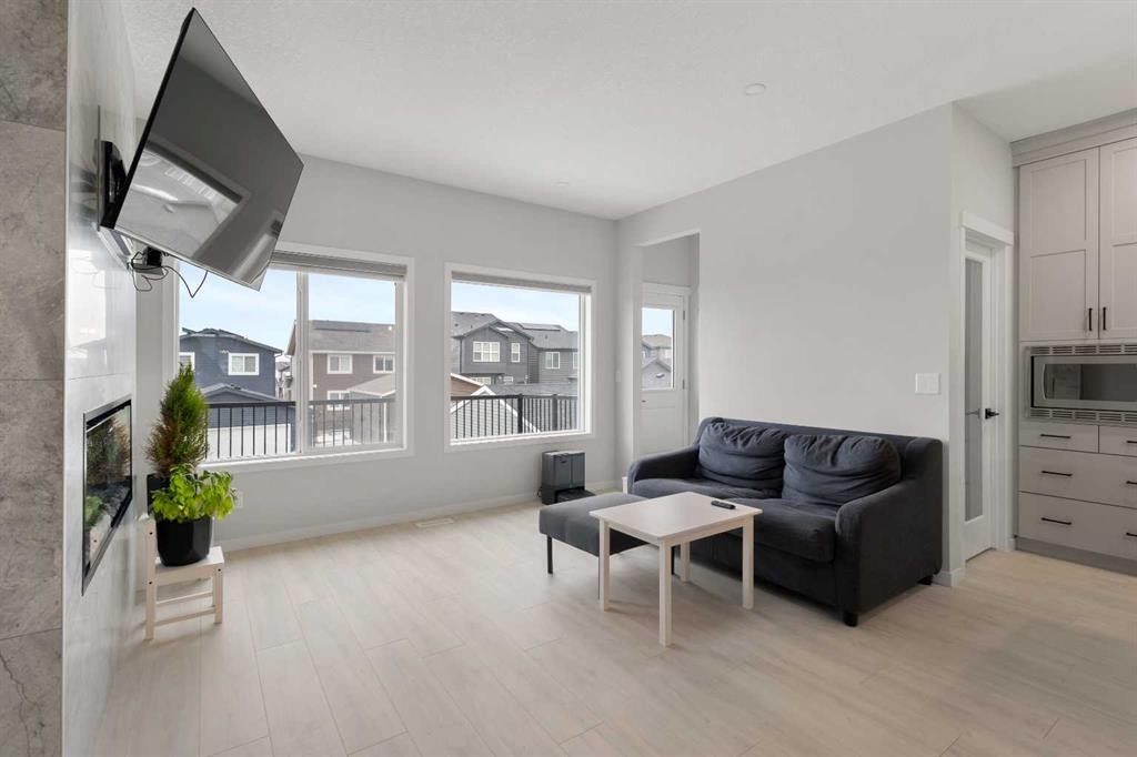 22 Edith Manor Nw, Calgary, AB - Indoor Photo Showing Living Room