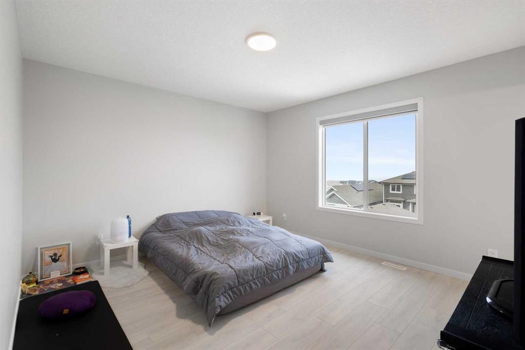 22 Edith Manor Nw, Calgary, AB - Indoor Photo Showing Bedroom