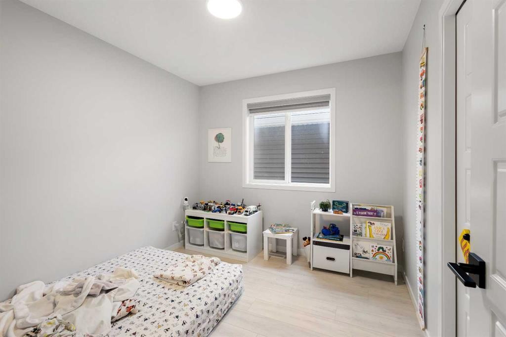 22 Edith Manor Nw, Calgary, AB - Indoor Photo Showing Bedroom