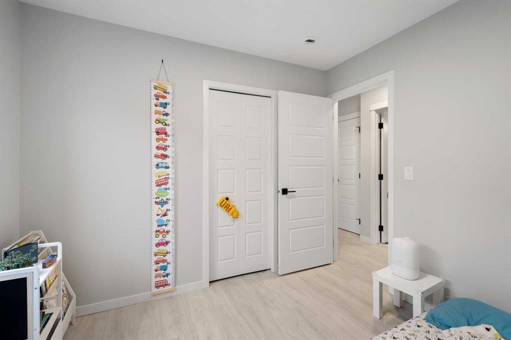 22 Edith Manor Nw, Calgary, AB - Indoor Photo Showing Bedroom