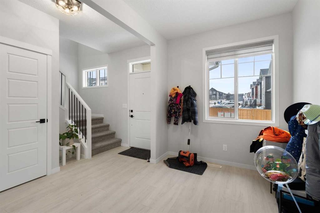 22 Edith Manor Nw, Calgary, AB - Indoor Photo Showing Other Room