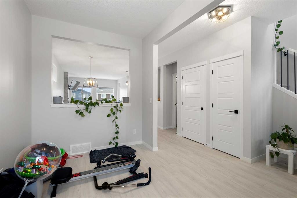 22 Edith Manor Nw, Calgary, AB - Indoor Photo Showing Other Room