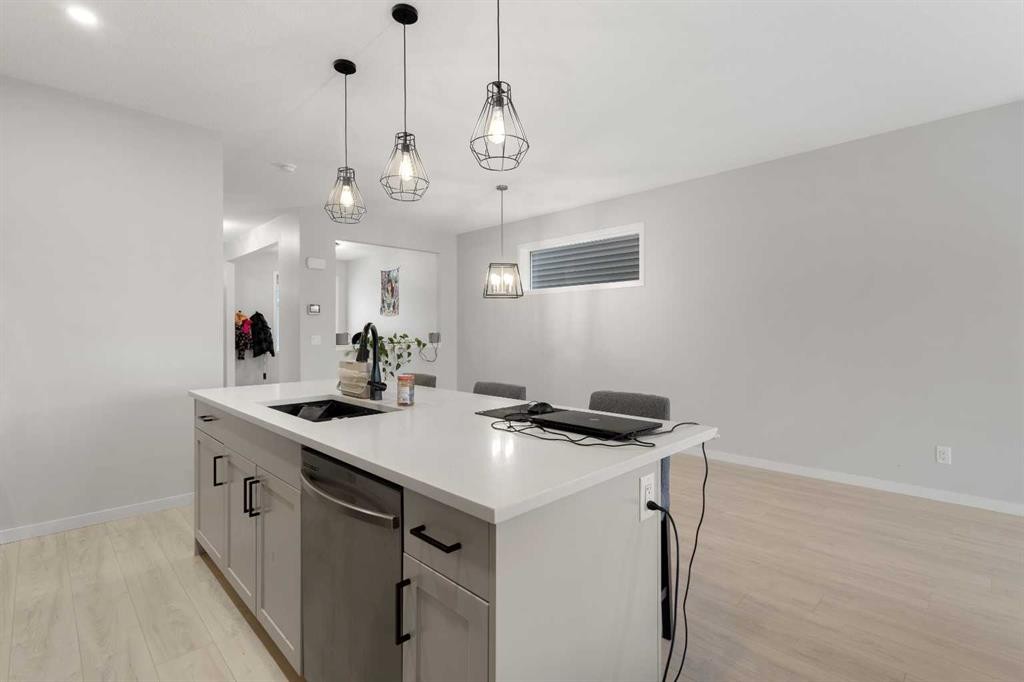 22 Edith Manor Nw, Calgary, AB - Indoor Photo Showing Kitchen