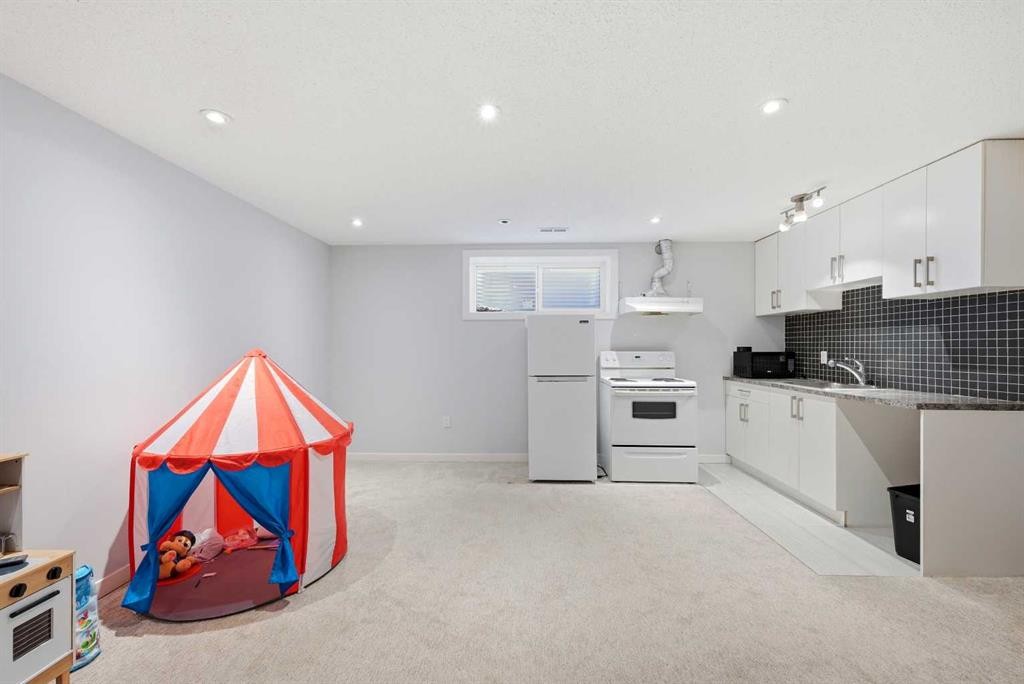 14 Skyview Point Road Ne, Calgary, AB - Indoor Photo Showing Kitchen