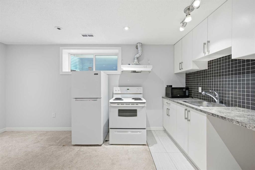 14 Skyview Point Road Ne, Calgary, AB - Indoor Photo Showing Kitchen
