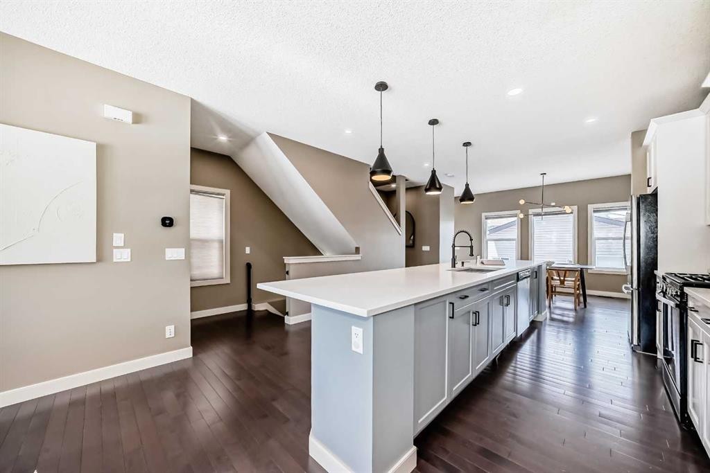 90 Evanspark Road Nw, Calgary, AB - Indoor Photo Showing Kitchen With Upgraded Kitchen