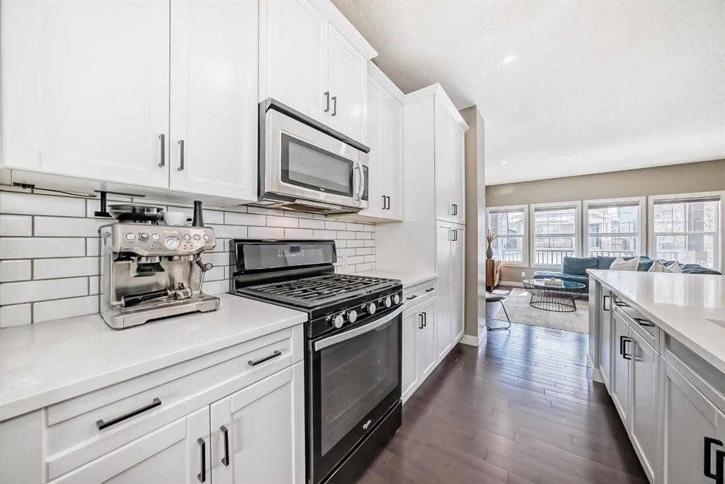 90 Evanspark Road Nw, Calgary, AB - Indoor Photo Showing Kitchen With Upgraded Kitchen