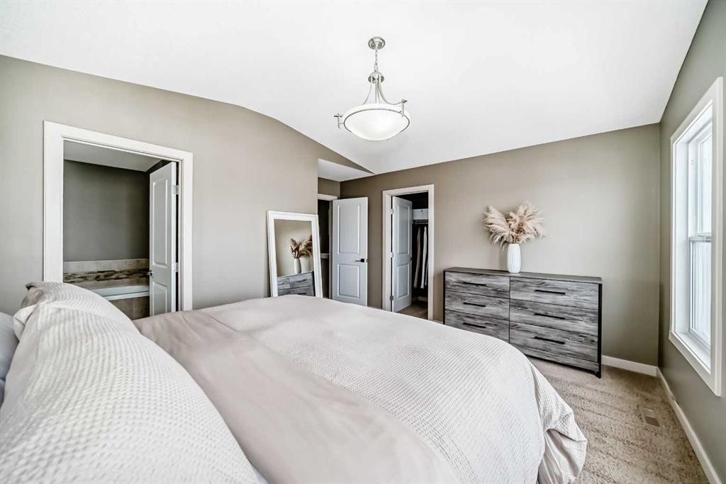 90 Evanspark Road Nw, Calgary, AB - Indoor Photo Showing Bedroom