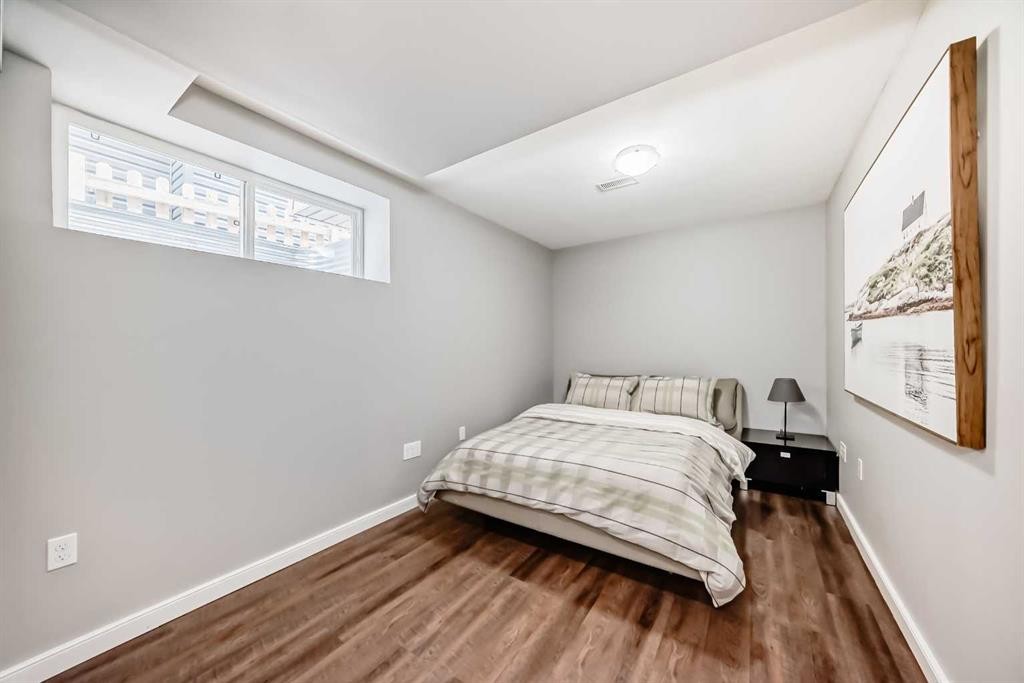 90 Evanspark Road Nw, Calgary, AB - Indoor Photo Showing Bedroom