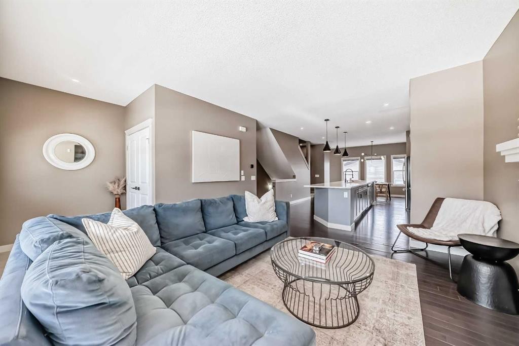 90 Evanspark Road Nw, Calgary, AB - Indoor Photo Showing Living Room