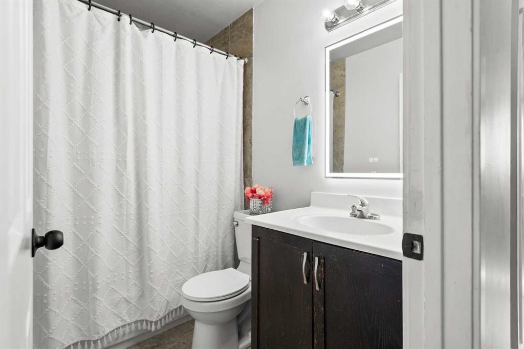 8510 Centre Street Ne, Calgary, AB - Indoor Photo Showing Bathroom