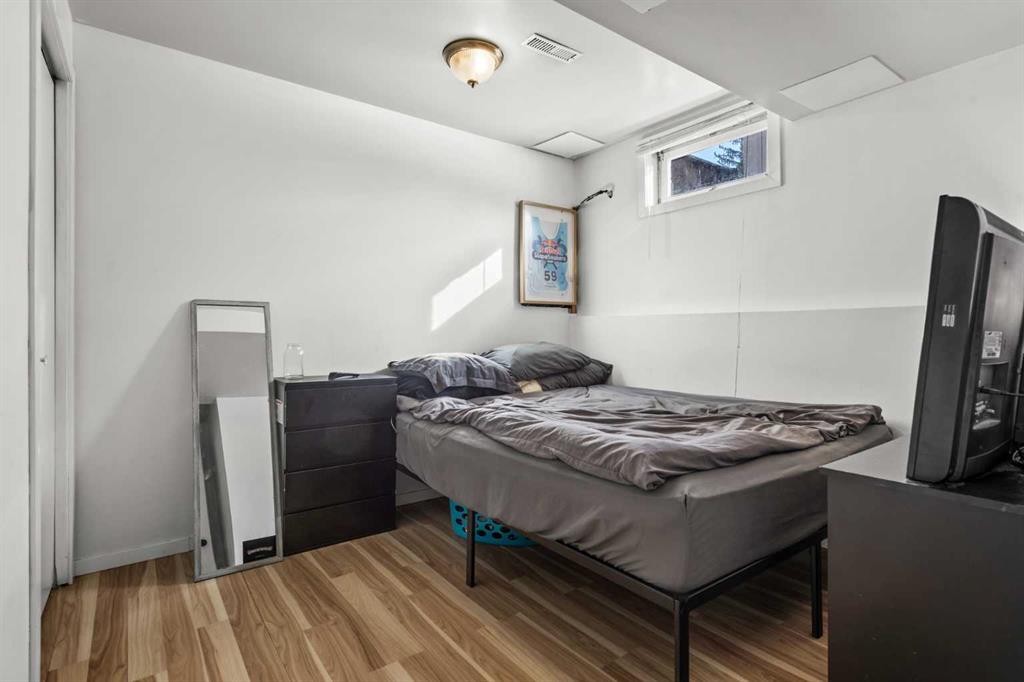 8510 Centre Street Ne, Calgary, AB - Indoor Photo Showing Bedroom