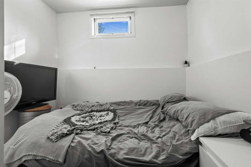 8510 Centre Street Ne, Calgary, AB - Indoor Photo Showing Bedroom