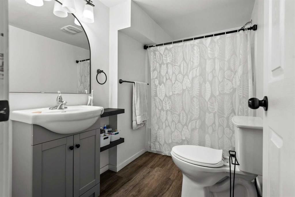 8510 Centre Street Ne, Calgary, AB - Indoor Photo Showing Bathroom