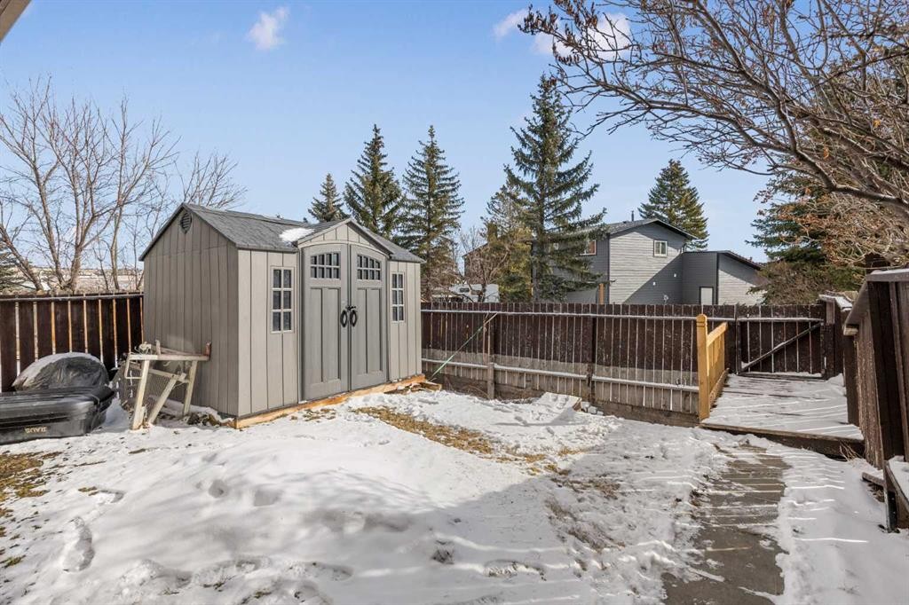 8510 Centre Street Ne, Calgary, AB - Outdoor