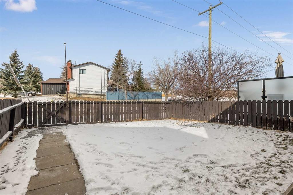 8510 Centre Street Ne, Calgary, AB - Outdoor