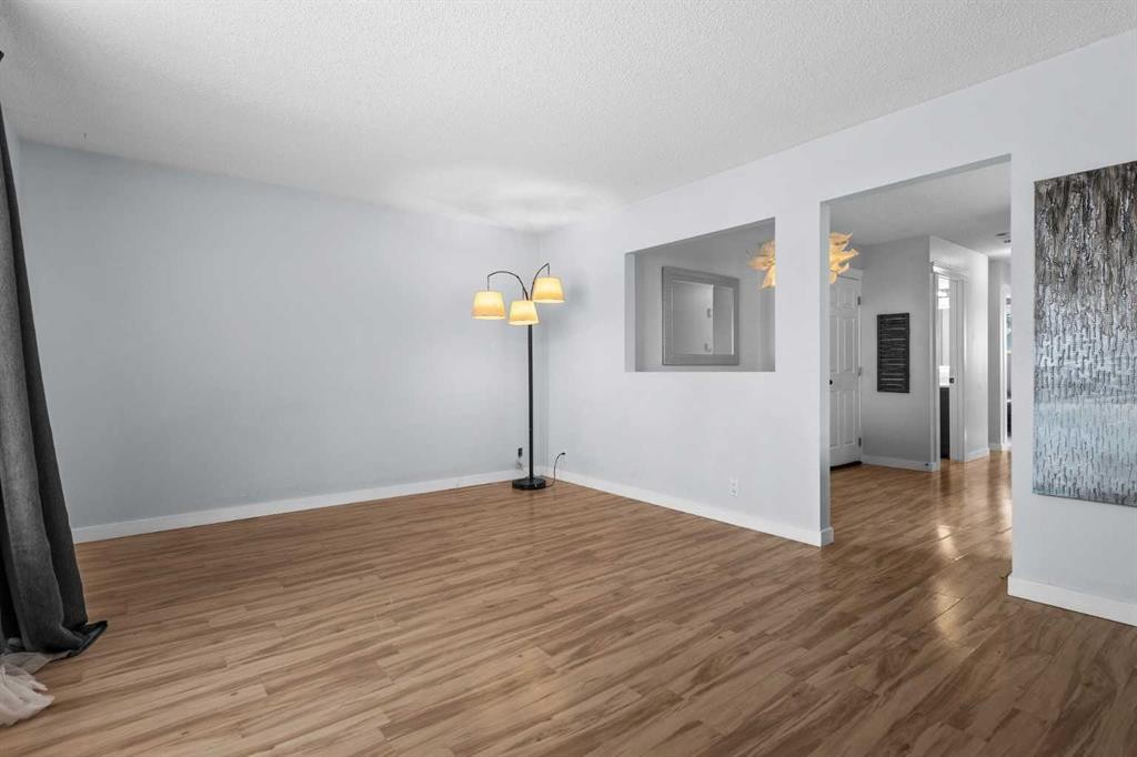 8510 Centre Street Ne, Calgary, AB - Indoor Photo Showing Other Room