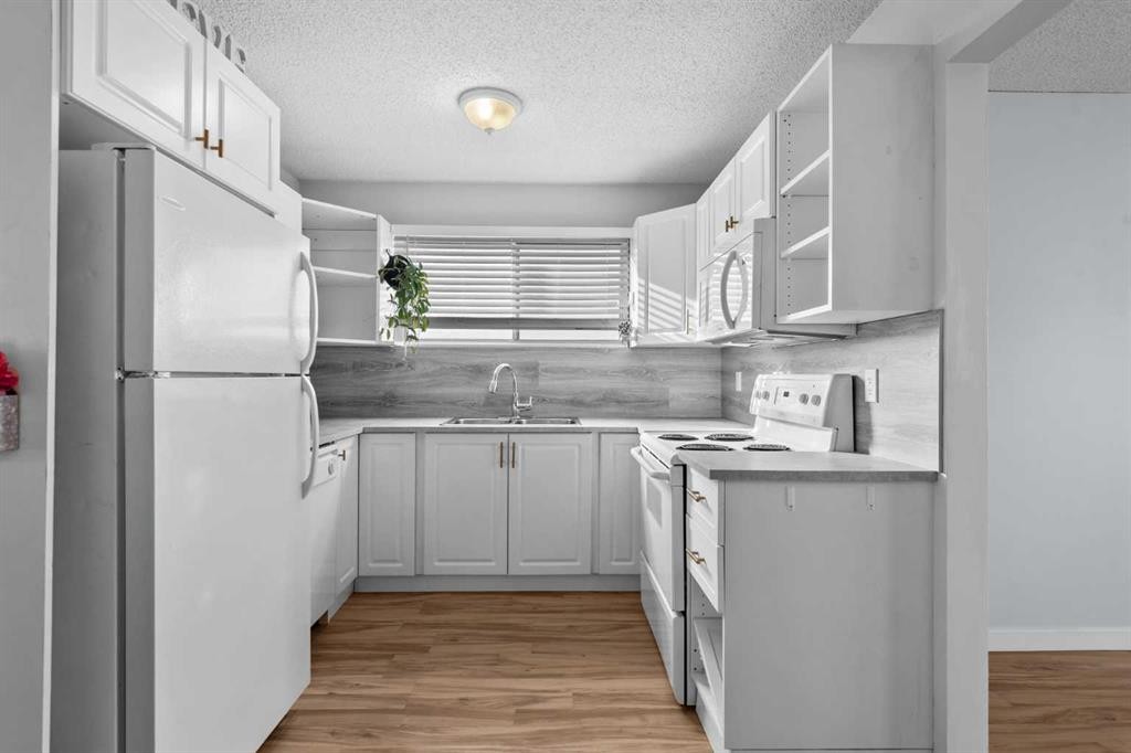 8510 Centre Street Ne, Calgary, AB - Indoor Photo Showing Kitchen