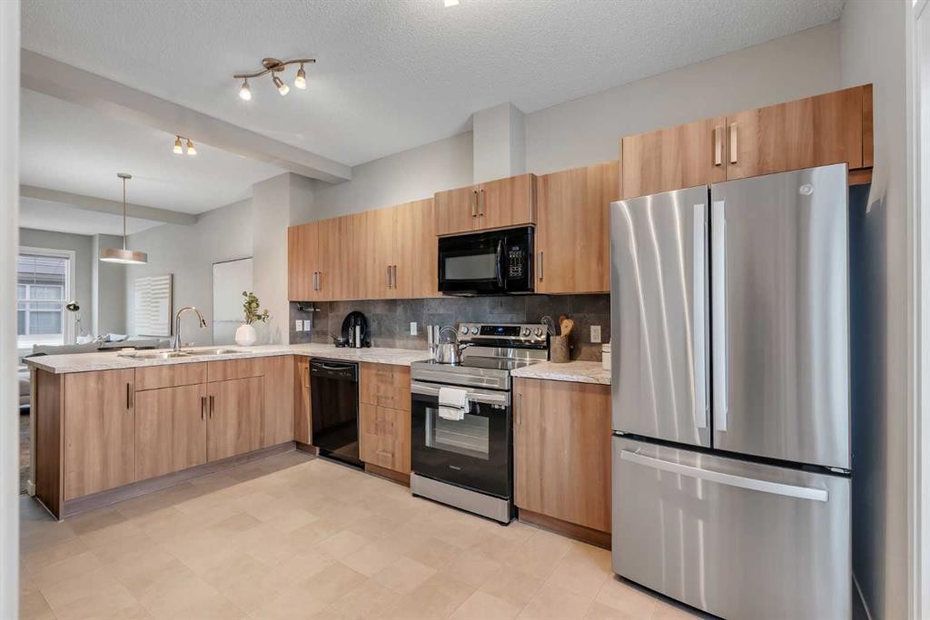 34 New Brighton Point Se, Calgary, AB - Indoor Photo Showing Kitchen