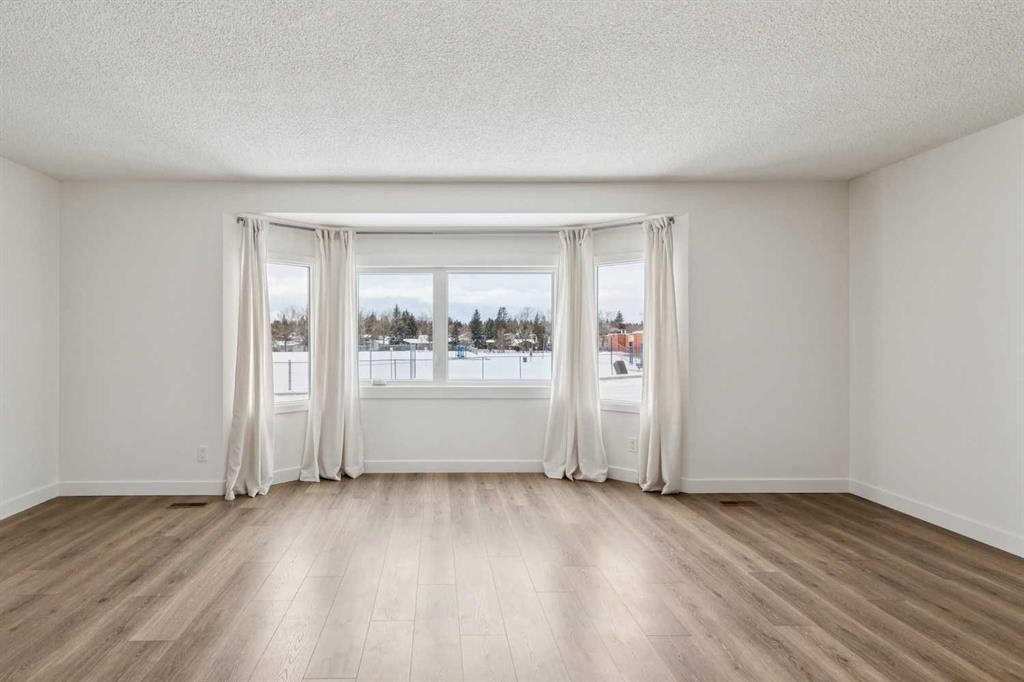 11016 Braton Place Sw, Calgary, AB - Indoor Photo Showing Other Room
