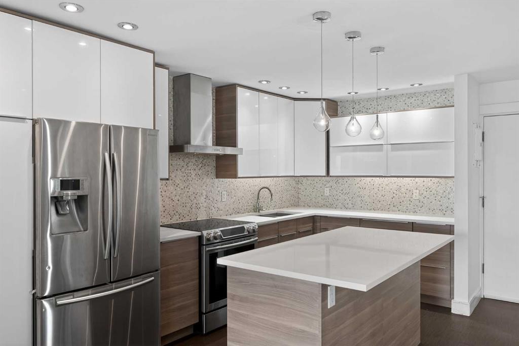 304-512 Cedar Crescent Sw, Calgary, AB - Indoor Photo Showing Kitchen With Upgraded Kitchen