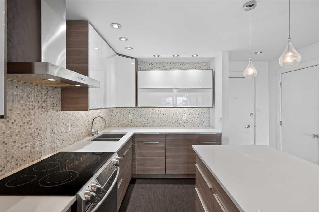 304-512 Cedar Crescent Sw, Calgary, AB - Indoor Photo Showing Kitchen With Double Sink With Upgraded Kitchen