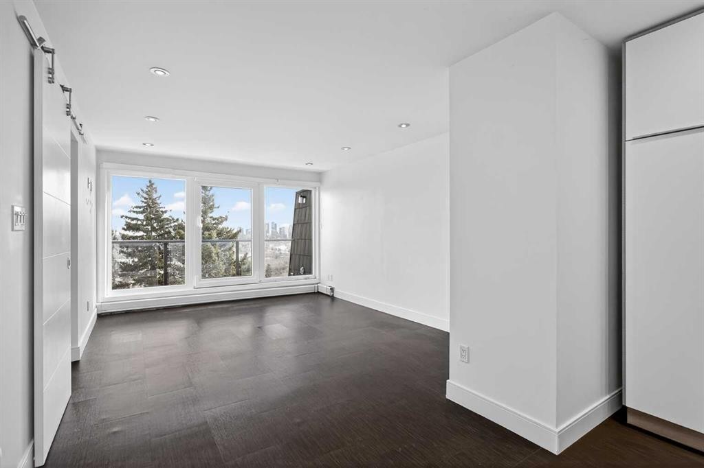 304-512 Cedar Crescent Sw, Calgary, AB - Indoor Photo Showing Other Room