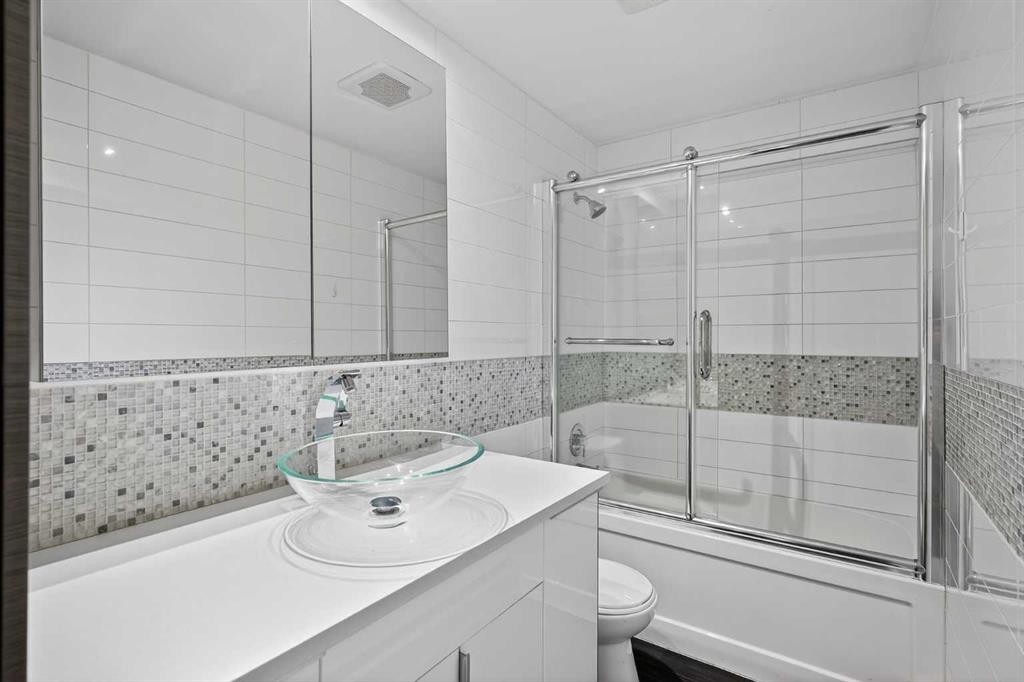 304-512 Cedar Crescent Sw, Calgary, AB - Indoor Photo Showing Bathroom
