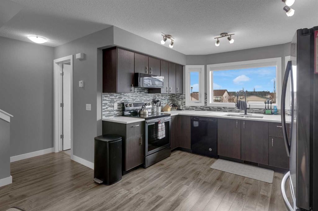 420 Strathcona Circle, Strathmore, AB - Indoor Photo Showing Kitchen