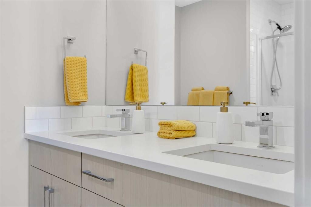 210-38 Quarry Gate Se, Calgary, AB - Indoor Photo Showing Bathroom