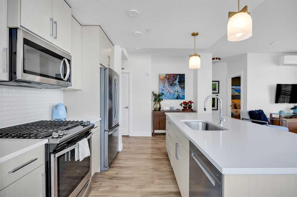 210-38 Quarry Gate Se, Calgary, AB - Indoor Photo Showing Kitchen With Upgraded Kitchen