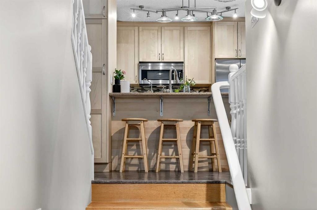 886 Erin Woods Drive Se, Calgary, AB - Indoor Photo Showing Kitchen