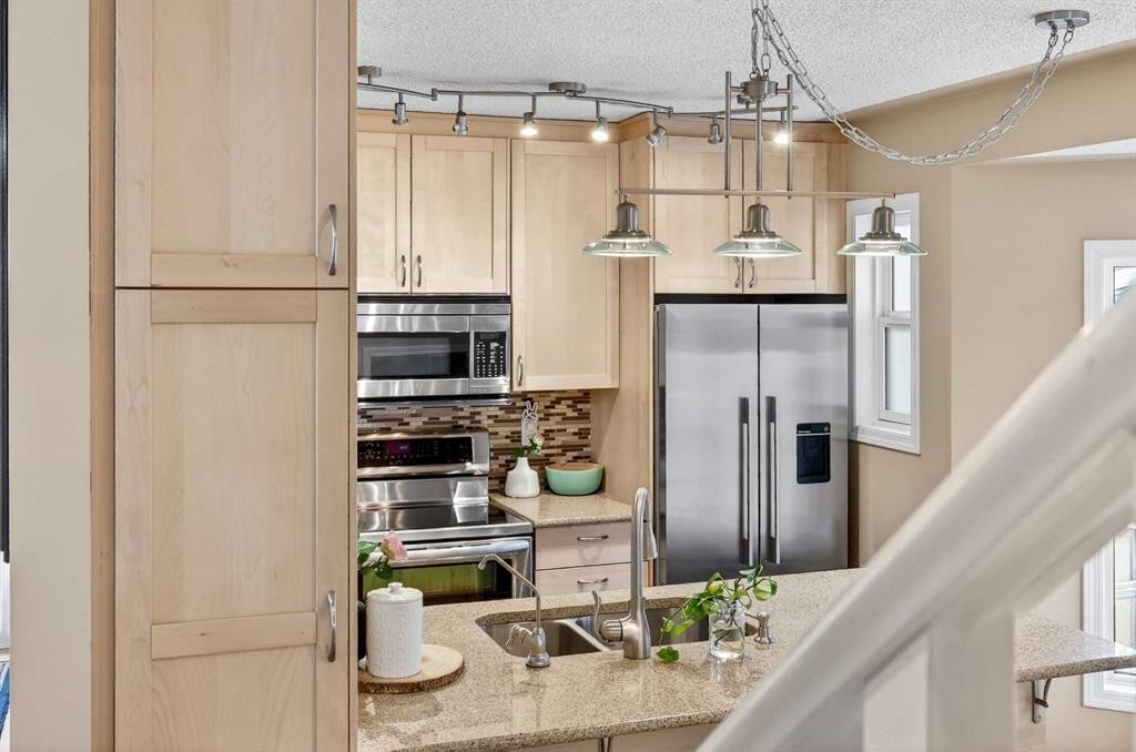 886 Erin Woods Drive Se, Calgary, AB - Indoor Photo Showing Kitchen