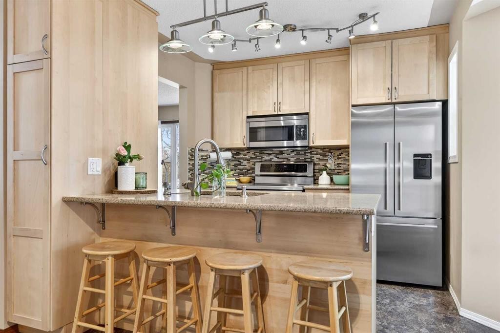 886 Erin Woods Drive Se, Calgary, AB - Indoor Photo Showing Kitchen