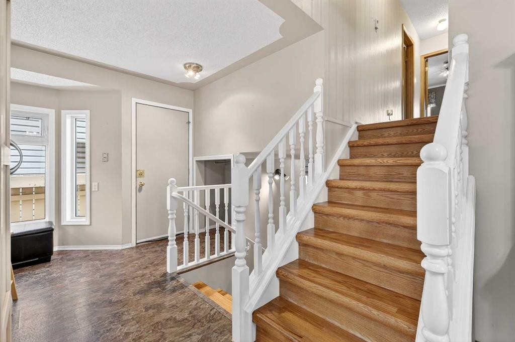 886 Erin Woods Drive Se, Calgary, AB - Indoor Photo Showing Other Room