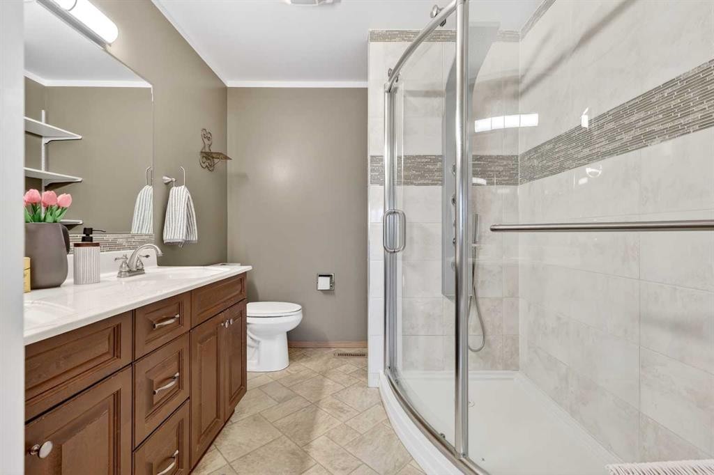 886 Erin Woods Drive Se, Calgary, AB - Indoor Photo Showing Bathroom