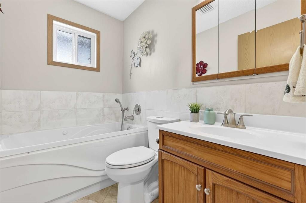 886 Erin Woods Drive Se, Calgary, AB - Indoor Photo Showing Bathroom