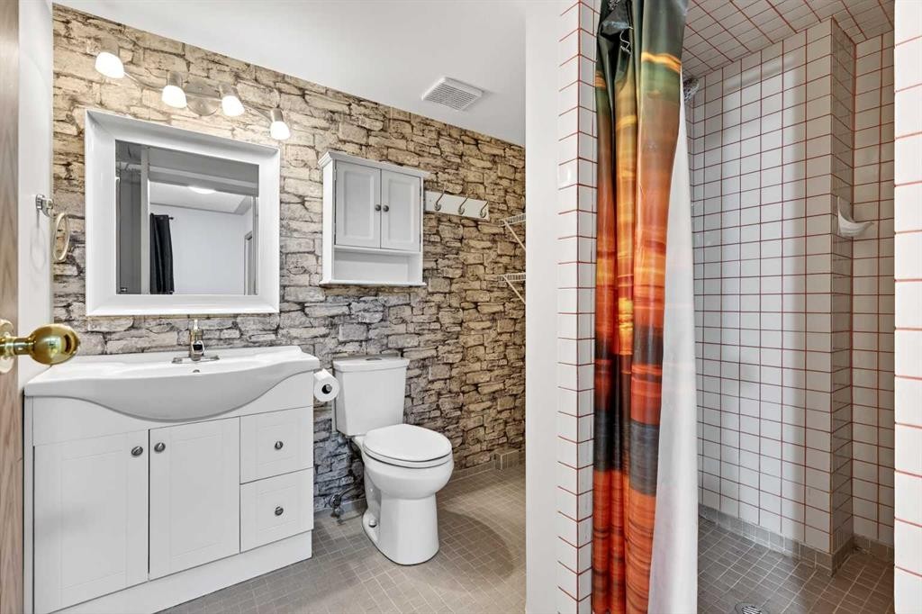 886 Erin Woods Drive Se, Calgary, AB - Indoor Photo Showing Bathroom