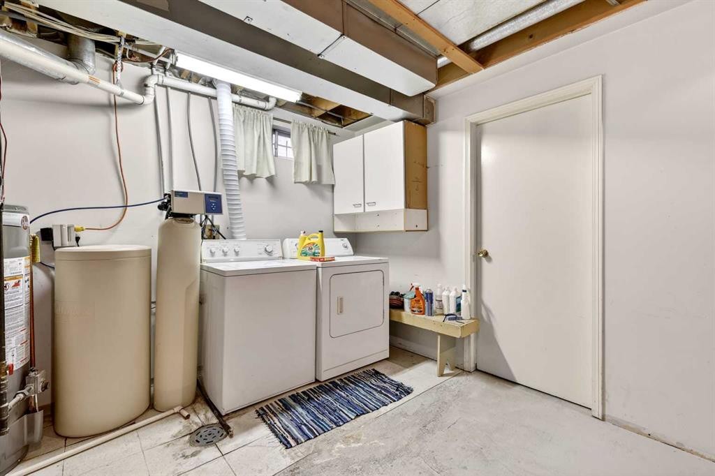886 Erin Woods Drive Se, Calgary, AB - Indoor Photo Showing Laundry Room