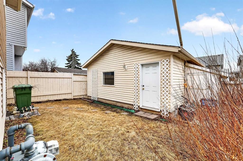 886 Erin Woods Drive Se, Calgary, AB - Outdoor