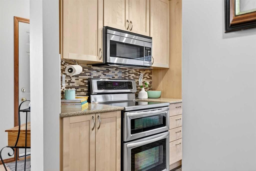 886 Erin Woods Drive Se, Calgary, AB - Indoor Photo Showing Kitchen