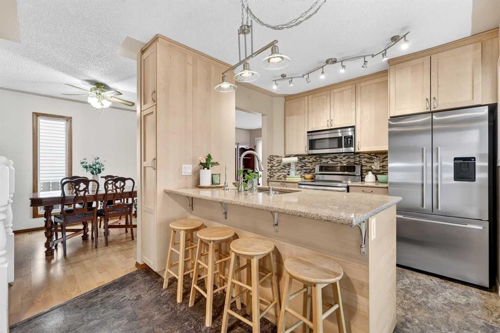 886 Erin Woods Drive Se, Calgary, AB - Indoor Photo Showing Other Room