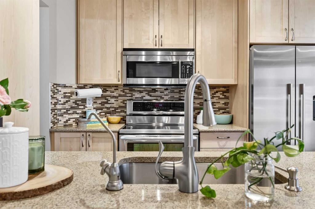 886 Erin Woods Drive Se, Calgary, AB - Indoor Photo Showing Kitchen With Upgraded Kitchen