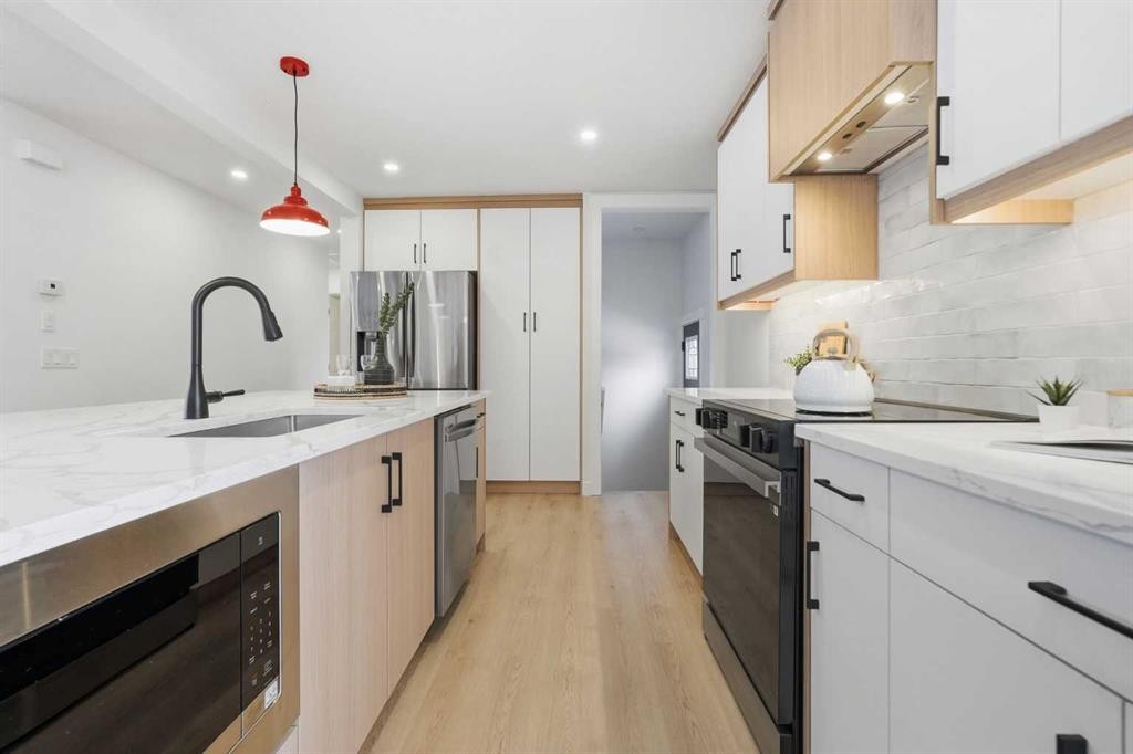 8616 7 Street Sw, Calgary, AB - Indoor Photo Showing Kitchen With Upgraded Kitchen