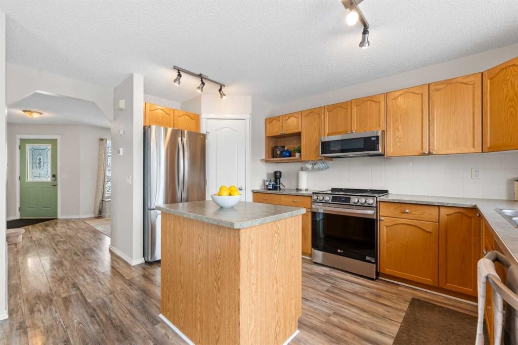 8 Chapalina Crescent Se, Calgary, AB - Indoor Photo Showing Kitchen