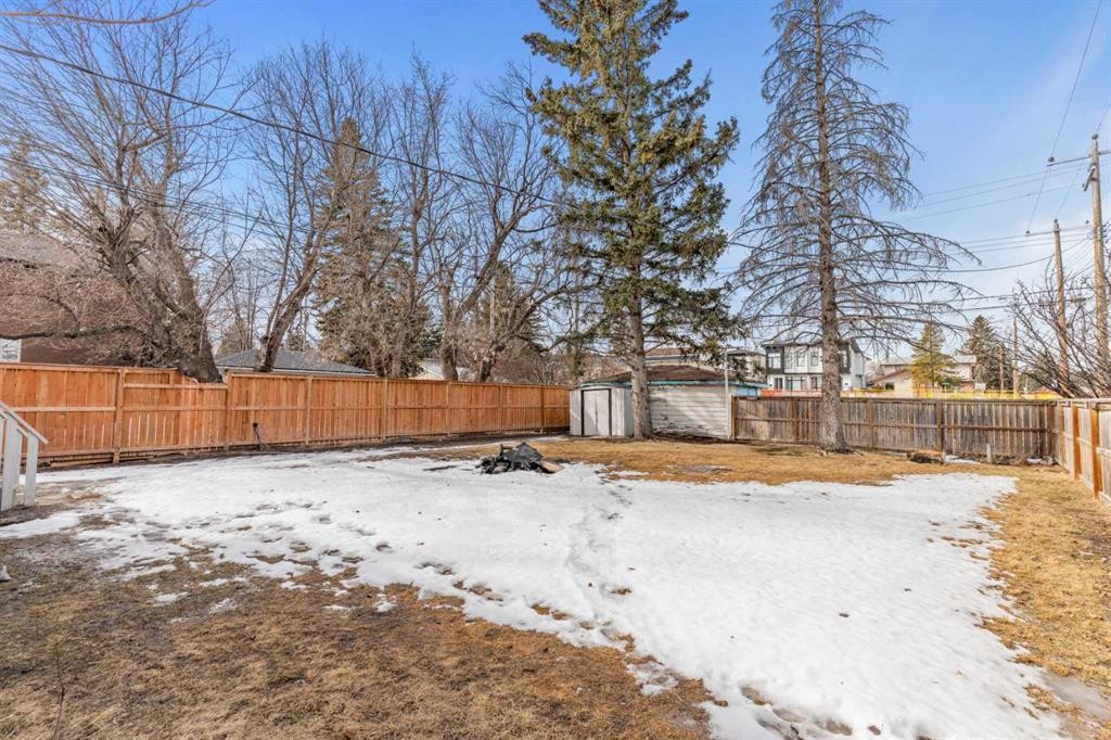 1403 43 Street Sw, Calgary, AB - Outdoor With Backyard