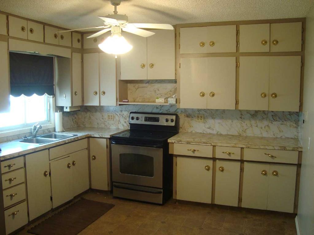107 2Nd Avenue North, Torrington, AB - Indoor Photo Showing Kitchen With Double Sink