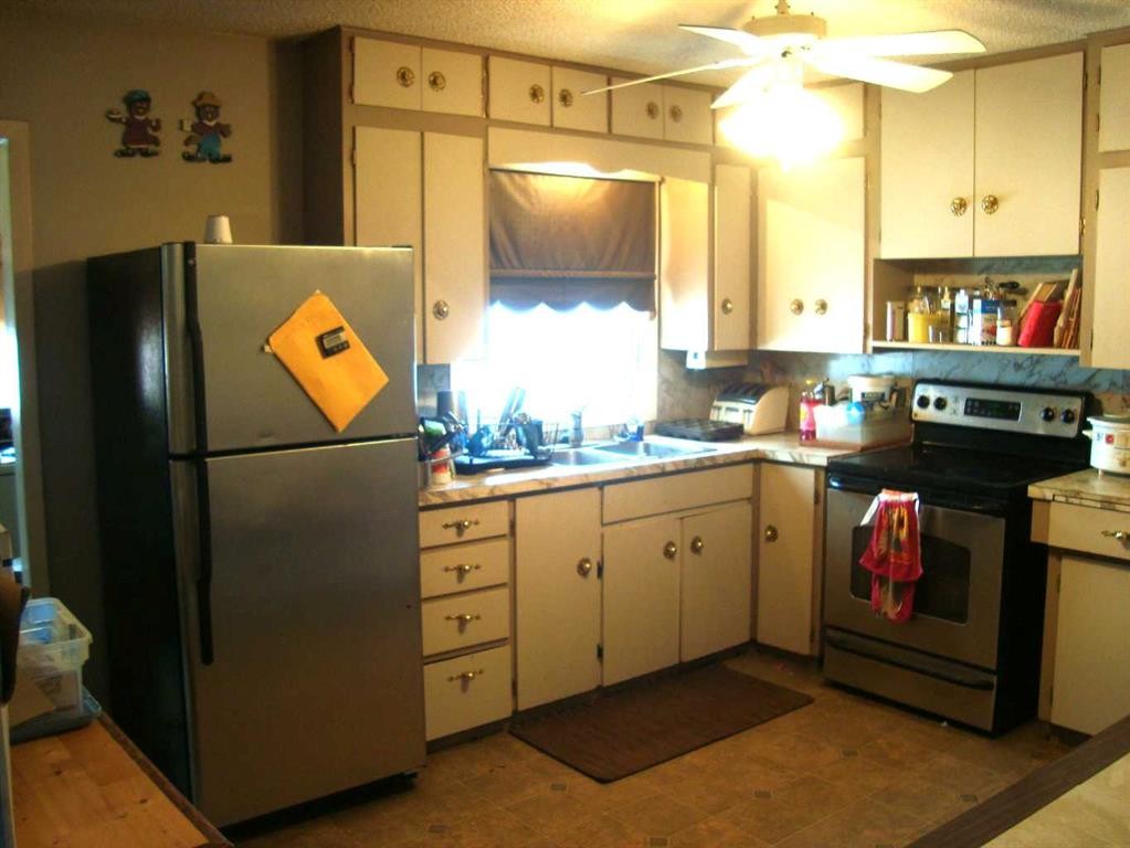 107 2Nd Avenue North, Torrington, AB - Indoor Photo Showing Kitchen