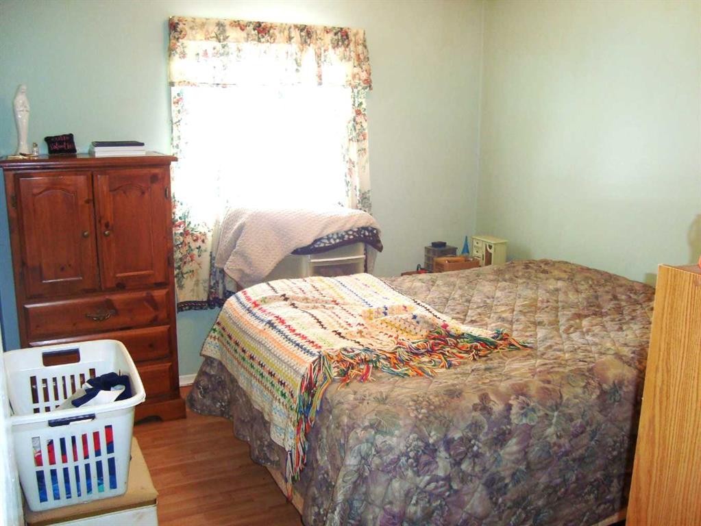 107 2Nd Avenue North, Torrington, AB - Indoor Photo Showing Bedroom